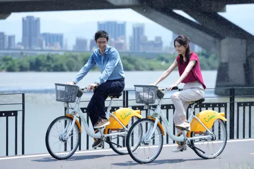 ▲電影《童話故事下集》於三重忠孝碼頭自行車道拍攝。（圖／新北新聞局提供）