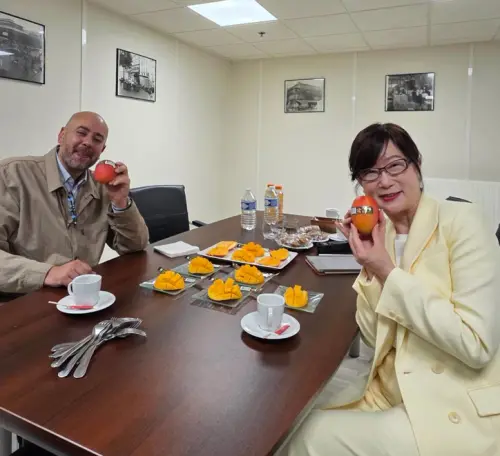 Taiwan’s representative to France Hao Pei-chih poses with Taiwanese mangoes. (Facebook, Taïwan en France)
