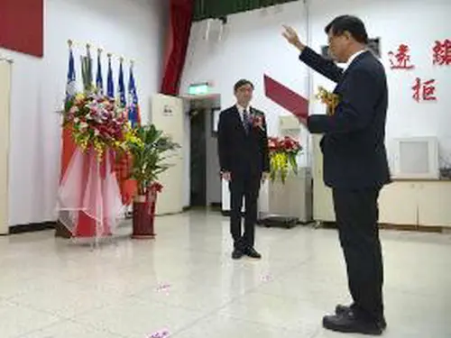 ▲新任高屏分局分局長吳淼文(右)進行宣誓。(圖／產業園區管理局提供)