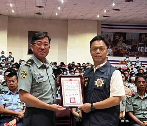 ▲中正國防幹部預備學校校長陸軍少將張為朝頒證感謝狀予少年隊副隊長楊順益。(圖／高市警局少年隊提供)
