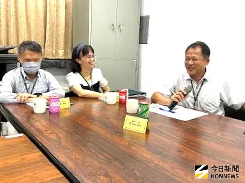 ▲財政部關務署高雄關機動稽核組組長廖先鴻(右)說明，近年來積極推動事後稽核，輔導廠商守法自評主動陳報制度，成效斐然之情形。(圖／記者黃守作攝)