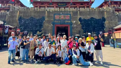 ▲台灣許多藝人的化妝師和大陸影視造型師首度同場合作，彼此觀摩技術。（圖／翻攝畫面）