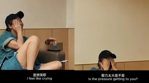 ▲A-Lin和製作團隊開會時，突然用雙手摀著臉大嘆「是想哭耶」。（圖／翻攝自A-Lin官方專屬頻道YouTube）