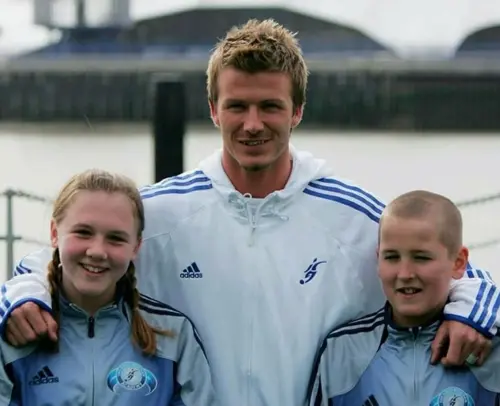 ▲凱恩（Harry Kane）與妻子凱蒂・古德蘭（Katie Goodland）從青梅竹馬一路走到婚姻，兩人的童年緣分還曾被貝克漢（David Beckham）意外見證。（圖／取自@Footballtweet X）