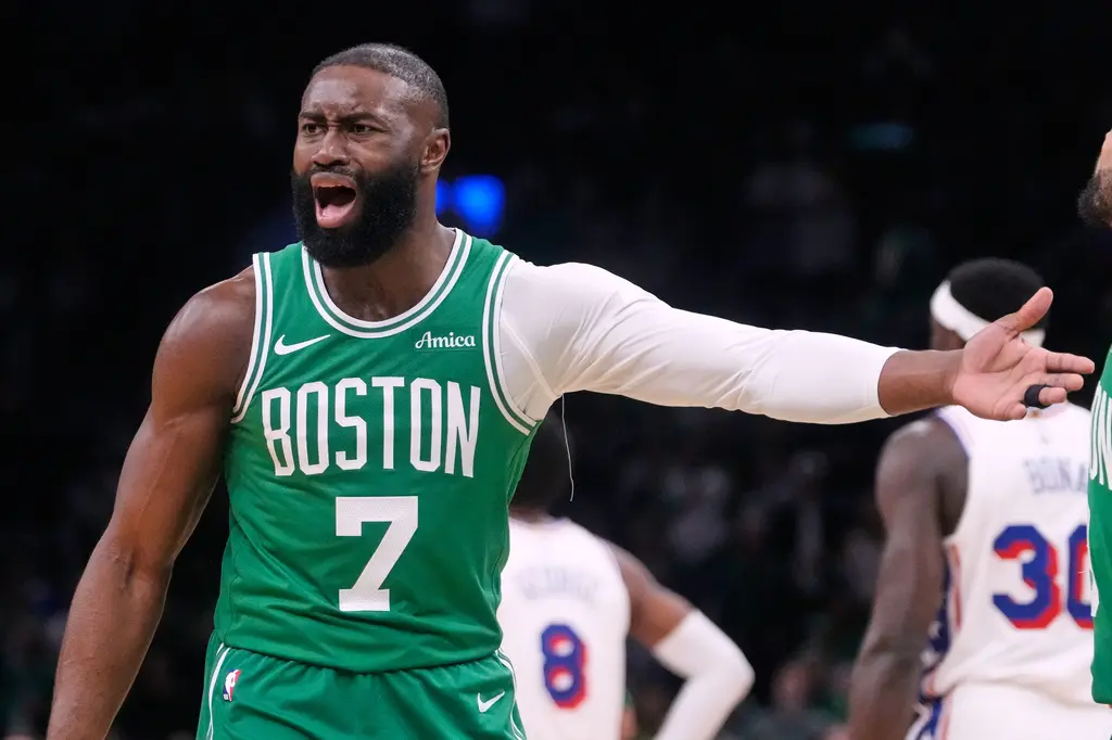 ▲塞爾提克今（2）日送走布朗（Jaylen Brown），只從七六人換回36歲老將喬治（Paul George）與2張首輪、2張次輪籤，實際上雙方關係決裂，才是綠衫軍賤賣布朗的原因。（圖／美聯社／達志影像）