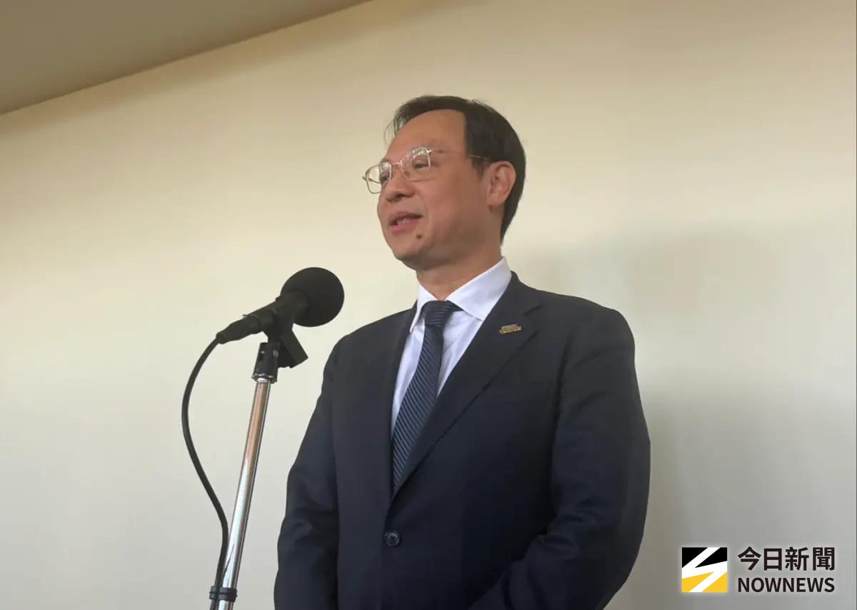 ▲衛福部長石崇良說明，目前掌握到中聯的原料為4月製造，當時送驗合格，但後面成品檢驗時發現異常，因此回頭查核。（圖／記者張乃文攝）