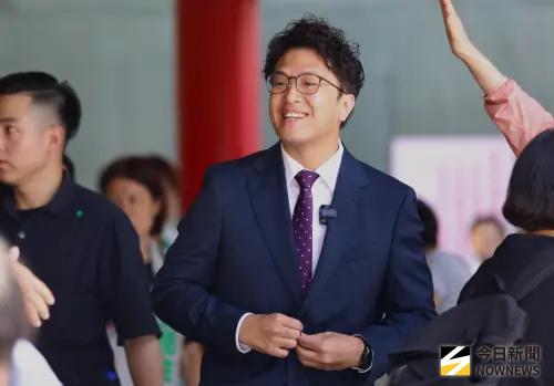 蔣萬安稱信義遮陽傘較時尚　沈伯洋：曬同一個太陽不該差別待遇
