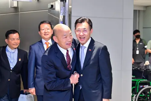 Legislative Speaker Han Kuo-yu returned to Taiwan on June 27 after concluding his visit to the United States, where Deputy Legislative Speaker Chiang Chi-chen (江啟臣) greeted him at the airport. (The Legislative Yuan)