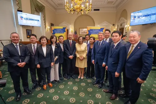 Taiwan Legislative Speaker Han Kuo-yu leads a delegation of Taiwanese lawmakers on a visit to the US Congress and poses for a photo with former House Speaker Nancy Pelosi. (The Legislative Yuan)