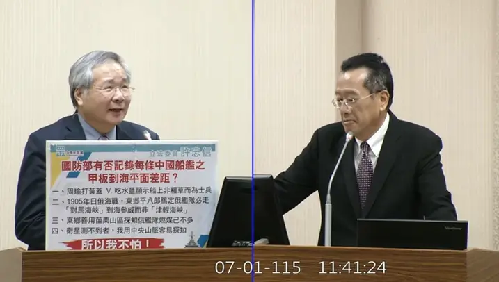 ▲前空軍成參謀總長沈一鳴2020年不幸墜機身亡，民眾黨立委許忠信（左）質詢國防部長顧立雄（右）時竟突然稱「沒想到他會掉下來」，引起輿論譁然。（圖／翻攝畫面）