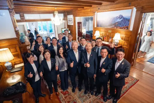 Han Kuo-yu poses for a photo with a delegation of Taiwanese lawmakers after visiting the US Congress. (The Legislative Yuan)