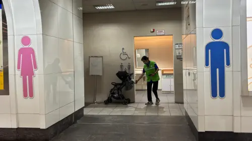 ▲北捷廁所都可以免費借，如果遇到廁所是在閘門內的話，可以向站務人員索取「臨時通行票」，就能免費進站借廁所囉！（圖／記者徐銘穗攝）