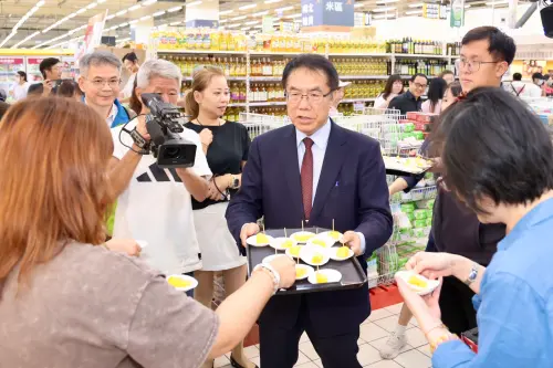 ▲ 台南市長黃偉哲與消費者互動，邀請試吃當季芒果。（圖／南市府提供）