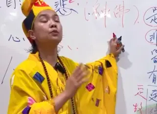▲「濟顛禪師」鄔馨茹（如圖）不僅聲稱能與外星人交流，先前現身遶境活動時不斷喊著口頭禪「尬電」，行為引起爭議。（圖／台東玄濟宮臉書）