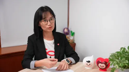 ▲兒盟南區社工處副處長黃英琪分享17年來，陪伴八八風災受災兒少成長及展開新生活。（圖／記者王郁勳攝）