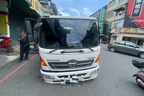 屏東貨車壓陷路面卡坑　市公所釐清下陷原因