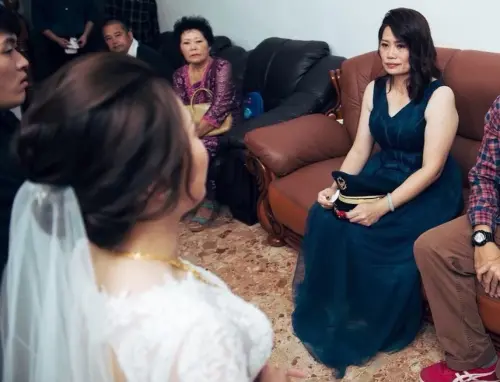 ▲小亭姊姊結婚時，媽媽抱著爸爸的警察帽子出席。（圖／兒福聯盟提供）