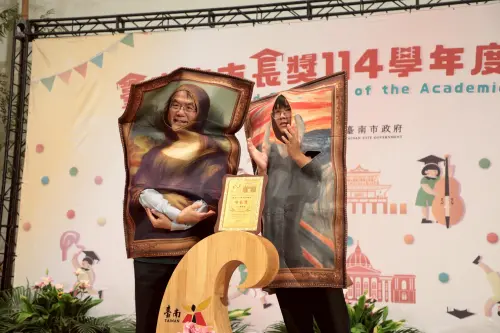 ▲ 畢業生邀請台南市長黃偉哲一起角色扮演、比出創意手勢。（圖／南市府提供）