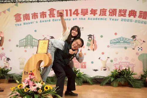 ▲畢業生要求台南市長黃偉哲將其一肩揹起。（圖／南市府提供）