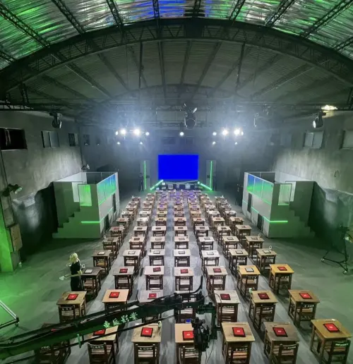 ▲《中文怪物》於桃園市玉山街影視基地搭建影棚，動員了68位工作人員，出動17台攝影機。（圖／酷）