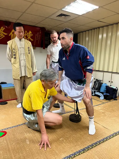▲酷與好友盧卡斯體驗台灣傳統的「九九神功」。（圖／酷）