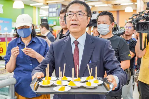▲臺南市市長黃偉哲，現場發放芒果試吃，力邀民眾品嘗臺南優質芒果。（圖／愛買提供）