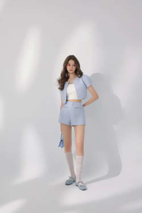 ▲台中大遠百10F南棟AIR SPACE，推出小香風蕾絲針織連帽短版外套（不含內搭），優惠價890元，（圖／台中大遠百提供）