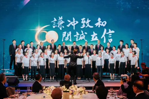 ▲中信金控退休同仁感恩餐會由退休同仁與在職員工組成合唱團、演唱「中國信託公司歌」及2000年品牌廣告歌曲「希望在這裡」揭開序幕。（圖／中信金控提供）
