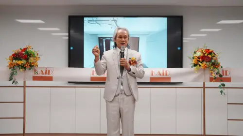 ▲高雄市室內設計裝修商業同業公會理事長駱漢隆於新會館落成茶會致詞，期盼新會館成為會員交流、專業培訓及產業合作的重要平台。（圖／翻攝畫面）