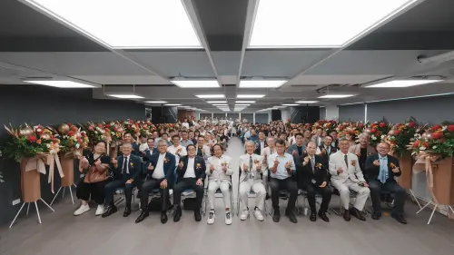 ▲高雄市室內設計裝修商業同業公會新會館落成茶會，中央、地方各界貴賓、各地方公會及會員代表齊聚合影，共同見證公會發展邁向新里程。（圖／翻攝畫面）
