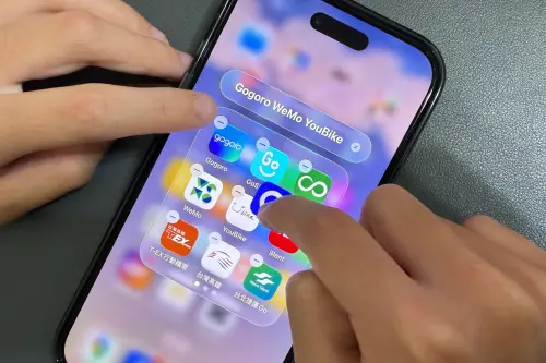 ▲實測發現，可先長按要移動的App，再用另一隻手點開目標資料夾，降低桌面圖示亂跑機率。（圖／記者周淑萍攝）