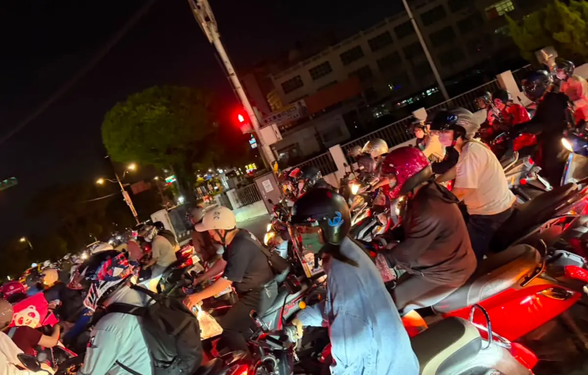 ▲今（2）日19時29分左右，台鐵內壢段發生轉轍器故障，導致大量列車必須停靠鶯歌等站，平交道長時間無法通行，也導致內壢中華路大塞車。（圖／內壢大小事）