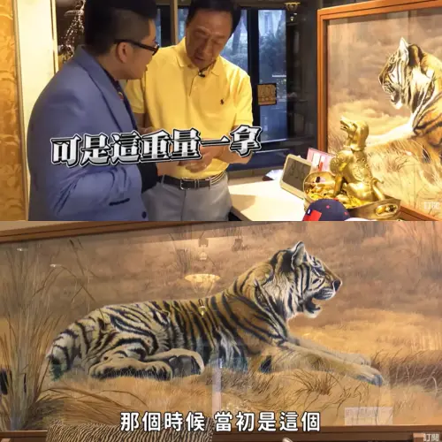 ▲郭台銘家中客廳有要價7位數的猛虎屏風，前方還有純金打造的黃金狗雕塑。（圖／翻攝自Joeman YouTube）