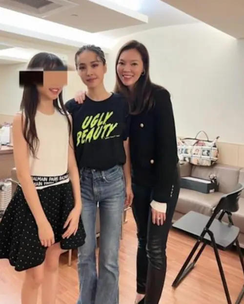 ▲曾馨瑩（右）多年前曾帶女兒去看蔡依林演唱會，還進到後台跟蔡依林（中）搭肩拍照。（圖／曾馨瑩IG@hsin_ying_tseng）