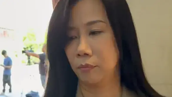 ▲藍委萬美玲面對兒子佀廣洋被爆霸凌，臭臉不回應媒體提問。（圖／翻攝畫面）