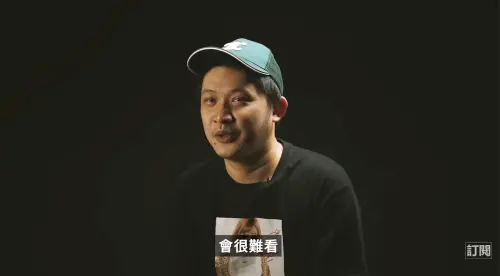 ▲台灣最大黃牛票公司「強妮娛樂」負責人陳卿翊（如圖）僱工程師用AI搶票，遭檢方查扣近千張門票，2日收押禁見。（圖／翻攝自Joeman YouTube）