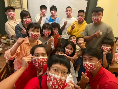 ▲孝慈（最前方者）與兒盟社工們、缺位家庭一起為公益聚餐活動。（圖／兒福聯盟提供）