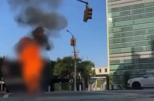 影/聯合國總部驚傳自焚身亡！男子持西藏旗幟　起火倒地畫面曝光
