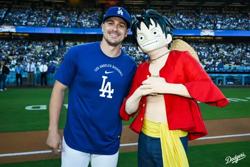 影／大谷翔平輸了！道奇海賊王日票價超扯　魯夫開球暴投全場嗨炸