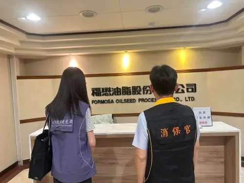 ▲中聯油脂「大豆沙拉油」致癌物超標案延燒，衛生局人員與消保官前往相關業者了解狀況。（圖／北市衛生局提供）