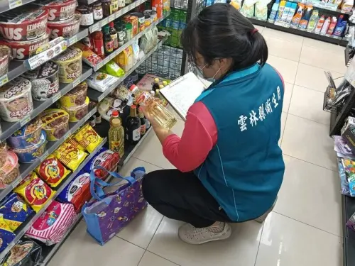 ▲中聯致癌沙拉油事件持續延燒，雲林縣公布味王、南亞塑膠等14家業者有進貨問題油品。（圖／雲林縣衛生局提供）