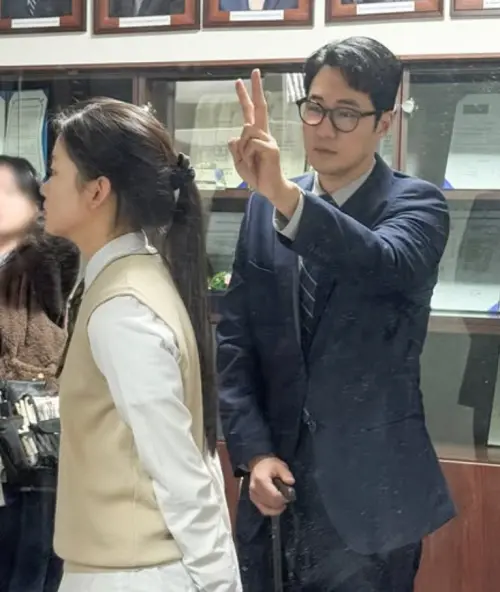 ▲徐秀敏（左）飾演蘇志燮（右）女兒，兩人戲外互動也很有愛。（圖／蘇志燮IG@soganzi_51）