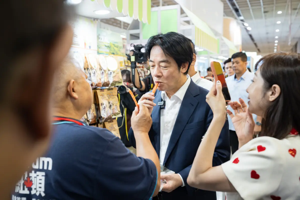 ▲賴清德逛寵物展吃狗糧，直呼好吃。（圖／總統府提供）