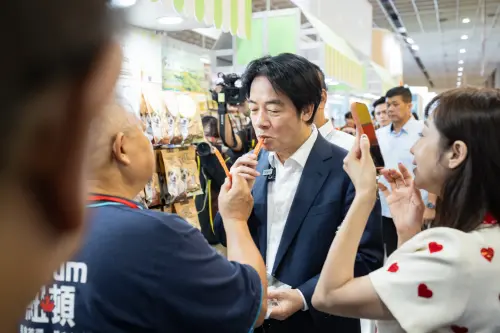 逛寵物展大嗑「狗糧」！賴清德讚「非常好吃」　嚇壞府發言人