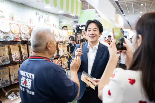 ▲賴清德逛寵物展吃狗糧，直呼好吃。（圖／總統府提供）