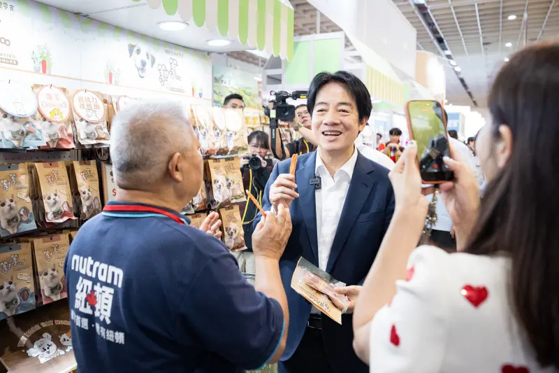    ▲賴清德逛寵物展吃狗糧，直呼好吃。（圖／總統府提供）  