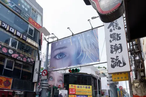 ▲《PRAGMATA》角色黛安娜巨幅看板現身台北西門町，吸引玩家朝聖打卡，歡慶遊戲全球突破200萬下載。（圖／台灣卡普空）