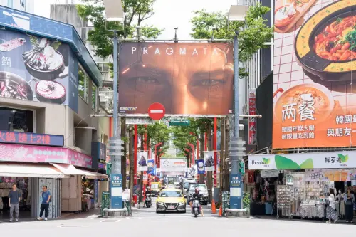 ▲《PRAGMATA》主角休的大型街頭看板同步亮相西門町，重現遊戲中的科幻世界觀。（圖／台灣卡普空）