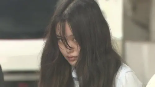 日本22歲女甜喊「我愛你」騙暈7旬翁！落網一抬眸眼神爆紅成迷因