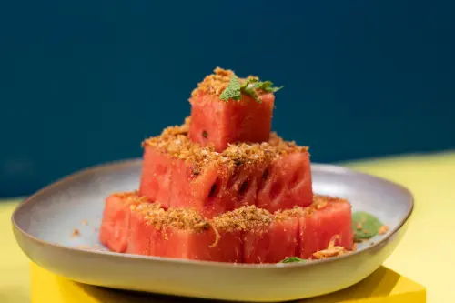 ▲「饗泰多」將推20道新菜，其中涼拌菜魚鬆西瓜相當吸睛。（圖／饗賓集團提供）